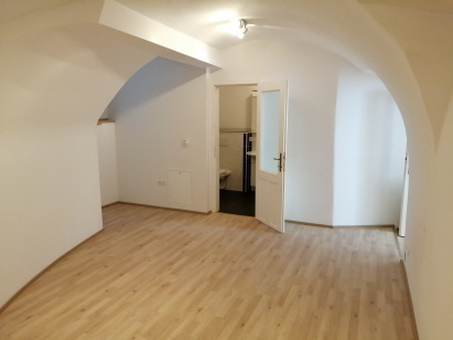 Blick aus dem Schlafzimmer auf die Badezimmertüre