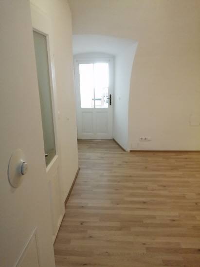 Links Badezimmertüre, geradeaus Türe vom Schlafzimmer in die Wohnküche