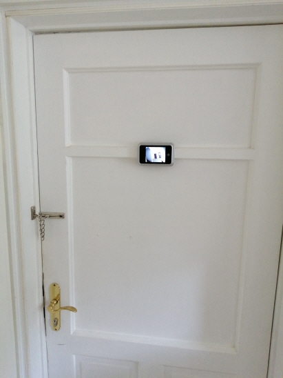 Wohnungseingangstüre von innen mit elektrischem Türspion und Kette