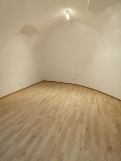 Blick ins schöne Gewölbe des Schlafzimmers mit Eichholzlaminatboden