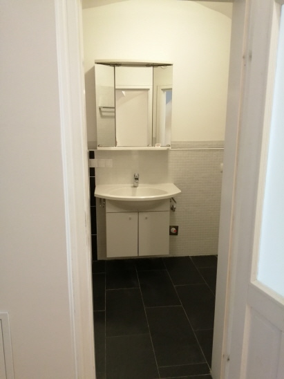 Blick ins Badezimmer; Boden Feinsteinzeug