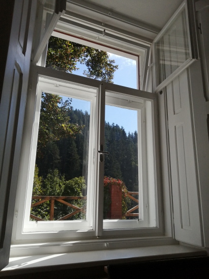 Küchenfenster mit Innenläden