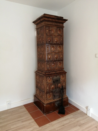 Kachelofen im Wohnzimmer