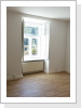 Großes helles Kastenfenster mit Innenläden im Wohnzimmer Großes helles Kastenfenster mit Innenläden im Wohnzimmer