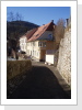 Blick auf das Haus vom Fußweg aus dem Zentrum; rechts alte Stadtmauer Blick auf das Haus vom Fußweg aus dem Zentrum; rechts alte Stadtmauer
