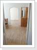 Blick durch die Eingangstüre in die Wohnküche mit Garderobe Blick durch die Eingangstüre in die Wohnküche mit Garderobe