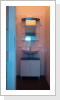 Blick ins Bad auf Waschbecken und Spiegelschrank Blick ins Bad auf Waschbecken und Spiegelschrank