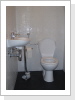 Blick auf WC und Waschbecken Blick auf WC und Waschbecken