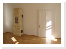 Wohnzimmer Blick auf Kachelofen und Schlafzimmertüre Wohnzimmer Blick auf Kachelofen und Schlafzimmertüre