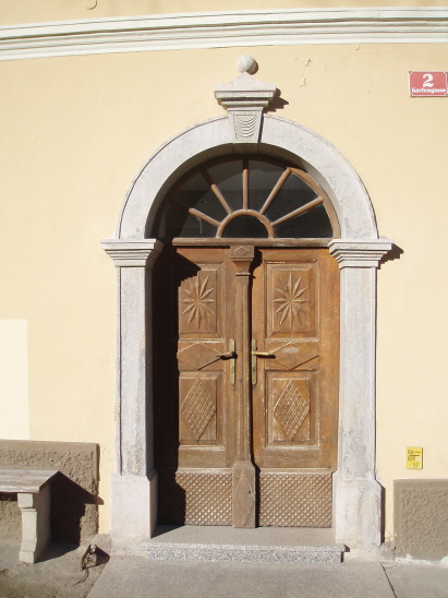Blick auf die historische Eingangstüre